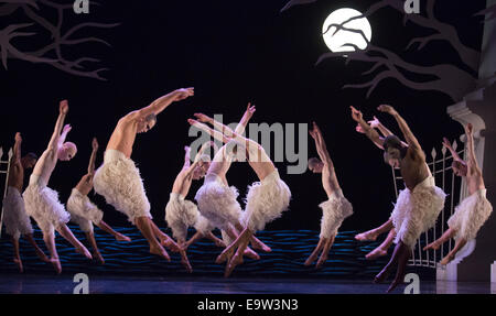 Matthew Bourne's Swan Lake, Sadler's Wells Theatre, Londres. Banque D'Images