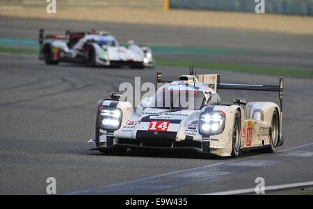 Shanghai, Chine, 2e Nov, 2014. 14 - 3e position, l'équipe Porsche, DEU. Porsche 919 hybride. ROMAIN DUMAS (FRA), Neel Jani (CHE) et Mark LIEB (DEU) - FIA World Endurance Championship 1-2 Arrivée à Shanghai à Shanghai International Circuit. © Marcio Machado/ZUMA/Alamy Fil Live News Crédit : Marcio Machado/ZUMA/Alamy Fil Live News Banque D'Images