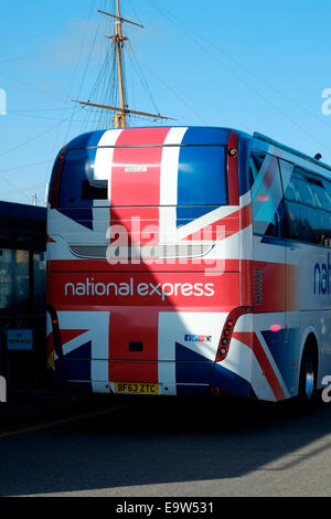 National Express Coach avec un dessin du drapeau de l'union à l'arrière à l'interchange dur portsmouth england uk Banque D'Images