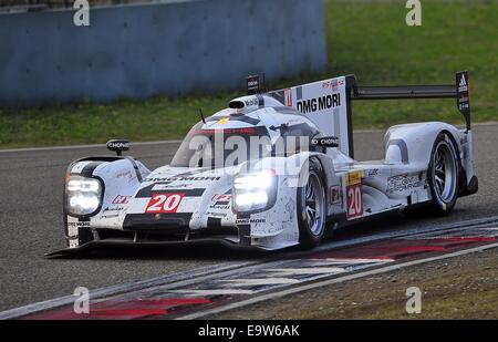 Shanghai, Chine, 2e Nov, 2014. 20 - l'équipe de Porsche, DEU. Porsche 919 hybride. TIMO BERNHARD (DEU), Mark Webber (AUS) et BRENDON HARTLEY (NZL) - FIA World Endurance Championship 1-2 Arrivée à Shanghai à Shanghai International Circuit. © Marcio Machado/ZUMA/Alamy Fil Live News Crédit : Marcio Machado/ZUMA/Alamy Fil Live News Banque D'Images