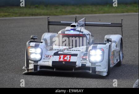 Shanghai, Chine, 2e Nov, 2014. 14 - 3e position, l'équipe Porsche, DEU. Porsche 919 hybride. ROMAIN DUMAS (FRA), Neel Jani (CHE) et Mark LIEB (DEU) - FIA World Endurance Championship 1-2 Arrivée à Shanghai à Shanghai International Circuit. © Marcio Machado/ZUMA/Alamy Fil Live News Crédit : Marcio Machado/ZUMA/Alamy Fil Live News Banque D'Images