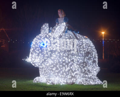 Sunderland UK, 2e novembre 2014, la dernière nuit de la Sunderland illuminations a attiré une grande foule de spectateurs à un affichage sur le thème d'Alice au Pays des merveilles dans le parc Roker. (C) l'imagerie de Washington/Alamy Live News Banque D'Images