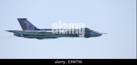 Avro Vulcan XH558 alimenté par quatre moteurs Rolls-Royce Olympus ravir la foule Bournmouth air show Banque D'Images