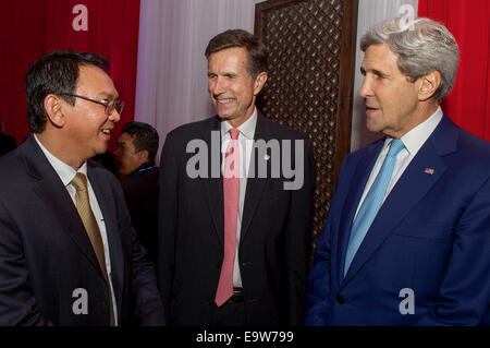 Gouverneur de Jakarta Basuki Tjahaja Purnama parle avec le secrétaire d'État américain John Kerry et l'Ambassadeur des États-Unis à l'Indonésie après Robert Blake les deux représentés au Président Obama pour inauguration Président indonésien Joko Widodo à Jakarta, en Banque D'Images