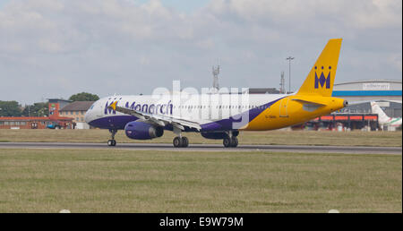 Monarch Airways Airbus A321 G-ZBAG décollant de l'aéroport de London-Luton LTN Banque D'Images