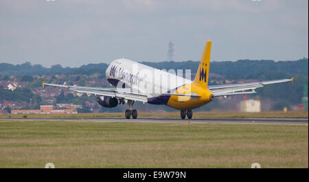 Monarch Airways Airbus A321 G-ZBAG décollant de l'aéroport de London-Luton LTN Banque D'Images