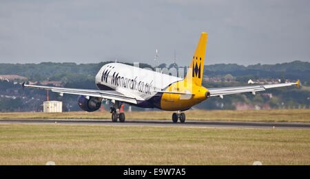 Monarch Airways Airbus A320 G-OZBX décollant de l'aéroport de London-Luton LTN Banque D'Images