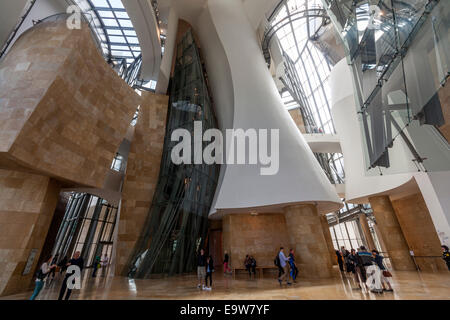 Les visiteurs à l'intérieur du Musée Guggenheim Bilbao conçu par l'architecte Frank Gehry, canado-américaines Banque D'Images