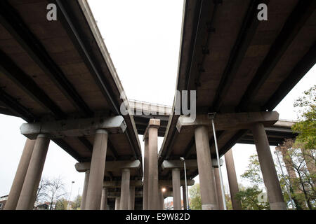 L'avis en vertu de l'autoroute M6 à proximité de Birmingham spaghetti Junction' dit "qui voit la chaussée levée sur le canal Banque D'Images