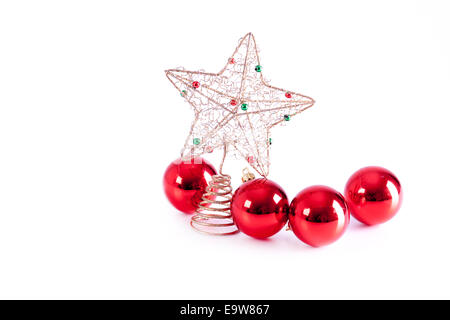 Décorations rouge et l'étoile de Noël sur fond blanc Banque D'Images
