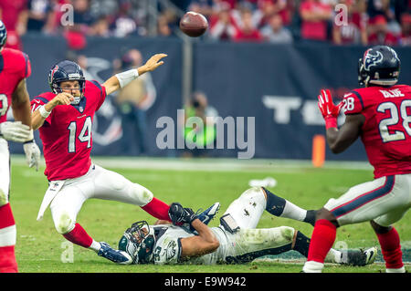 Houston, Texas, USA. 2 novembre, 2014. Le quart-arrière des Houston Texans Ryan Fitzpatrick (14) vient d'un laissez-passer pour l'exécution des Houston Texans retour Alfred bleu (28) au cours de la saison régulière de la NFL match de football entre les Philadelphia Eagles et le Houston Texans à NRG Stadium à Houston, TX. Battre les aigles les Texans 31-21 Credit : csm/Alamy Live News Banque D'Images