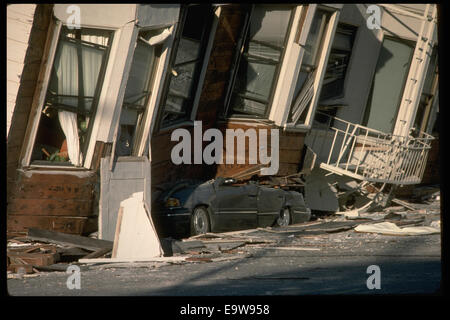 Le séisme de Loma Prieta a frappé la Californie le 17 octobre 1989, mesurant 6,9 sur l'échelle de Richter. Il a causé des dommages importants, y compris l'effondrement d'une section du Bay Bridge et de bâtiments à San Francisco. Banque D'Images