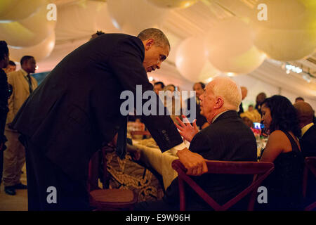 Le président Barack Obama parle avec l'ancien Président Jimmy Carter au cours de l'occasion du Sommet des dirigeants des États-Unis-Afrique le dîner à la Maison Blanche, le 5 août 2014. Ph Banque D'Images