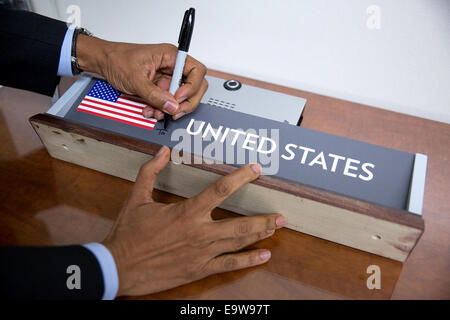 Le président Barack Obama signe un United States plaque à la fin de l'occasion du Sommet des dirigeants des États-Unis-Afrique au Département d'État des États-Unis à Washington, D.C., le 6 août 2014. Ph Banque D'Images