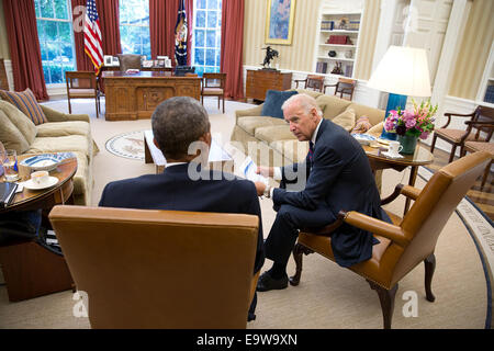 Le président Barack Obama parle avec le Vice-président Joe Biden dans le bureau ovale, le 26 août 2014. Ph Banque D'Images