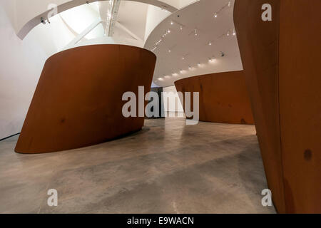 La question de temps par Richard Serra. Musée Guggenheim Bilbao conçu par l'architecte Frank Gehry, canado-américaines Banque D'Images