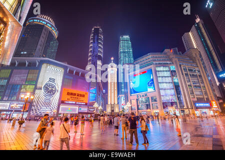 CHONGQING, CHINE - 1 juin 2014 : Les gens se promener dans la rue piétonne Jiefangbei CDB. Banque D'Images