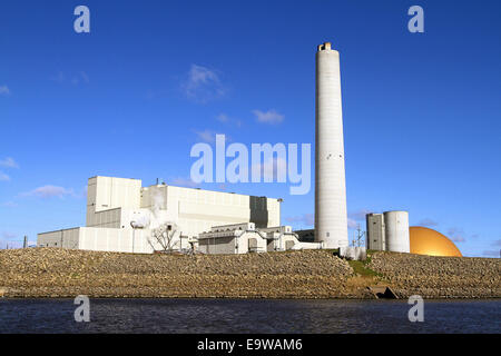 Clinton, Iowa, États-Unis. 31 octobre, 2014. L'Archer Daniels Midland Company, Clinton, Iowa Terminal est situé sur la rivière Mississippi, à mile marker 518. Le gold Dome est une installation de stockage du charbon pour la centrale de cogénération. Il est fait de béton armé qui est 1 pied d'épaisseur à la base et 6 pouces d'épaisseur au sommet. La couleur de l'or provient d'un tissu de protection de l'or qui couvre le béton. © Kevin E. Schmidt/ZUMA/Alamy Fil Live News Banque D'Images