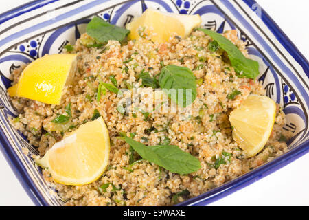 Salade de boulgour turc, connu comme l'IKRS, faite avec la menthe, le concombre, le citron, la tomate et le persil, vu depuis un angle élevé Banque D'Images