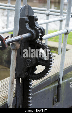 Pignon d'enroulement à Fladbury Lock, Avon, Worcestershire, Angleterre, RU Banque D'Images