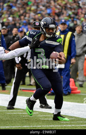 Seattle, Washington, USA. 2 novembre, 2014. Seattle Seahawks quarterback Russell Wilson # 3 dans l'action contre les Raiders d'Oakland au CenturyLink Field à Seattle, WA.Seahawks mènent les Raiders 24 - 3.George Holland/Cal Sport Media. Credit : Cal Sport Media/Alamy Live News Banque D'Images