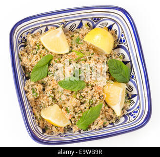 Salade de boulgour turc, connu comme l'IKRS, faite avec la menthe, le concombre, le citron, la tomate et le persil, vu de dessus Banque D'Images