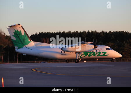 C-GONW Bombardier Dash 8-102 Air Canada Express Jazz sur la piste de l'aéroport d'Ottawa Ottawa, Canada le 2 novembre 2014 Banque D'Images