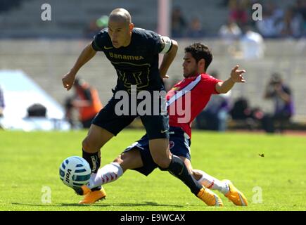 La ville de Mexico, Mexique. 2e Nov, 2014. Dario Veron (L) de l'UNAM Pumas de l'EDDV la balle avec Daniel Villalva de Veracruz pendant le match de la journée 15 du tournoi d'Ouverture 2014 de la Ligue MX, dans le stade de l'Université Olympique, dans la ville de Mexico, capitale du Mexique, le 2 novembre 2014. © Bernardo Maldonado/Xinhua/Alamy Live News Banque D'Images