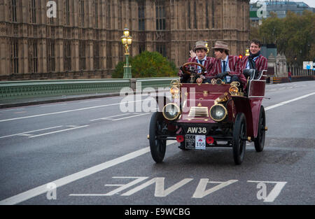 Londres, Royaume-Uni. 02 novembre, 2014. Vintage Motor Cars course sur le pont de Westminster au cours de l'Bonhams Londres à Brighton Veteran Car Run. Credit : Pete Maclaine/Alamy Live News Banque D'Images