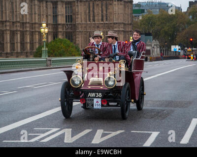 Londres, Royaume-Uni. 02 novembre, 2014. Vintage Motor Cars course sur le pont de Westminster au cours de l'Bonhams Londres à Brighton Veteran Car Run. Credit : Pete Maclaine/Alamy Live News Banque D'Images