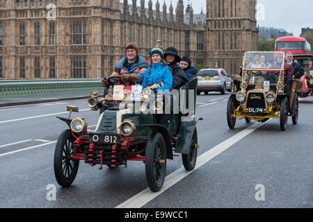 Londres, Royaume-Uni. 02 novembre, 2014. Vintage Motor Cars course sur le pont de Westminster au cours de l'Bonhams Londres à Brighton Veteran Car Run. Credit : Pete Maclaine/Alamy Live News Banque D'Images