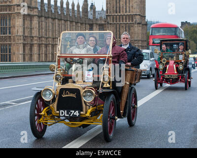 Londres, Royaume-Uni. 02 novembre, 2014. Vintage Motor Cars course sur le pont de Westminster au cours de l'Bonhams Londres à Brighton Veteran Car Run. Credit : Pete Maclaine/Alamy Live News Banque D'Images