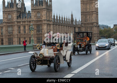 Londres, Royaume-Uni. 02 novembre, 2014. Vintage Motor Cars course sur le pont de Westminster au cours de l'Bonhams Londres à Brighton Veteran Car Run. Credit : Pete Maclaine/Alamy Live News Banque D'Images