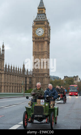 Londres, Royaume-Uni. 02 novembre, 2014. Vintage Motor Cars course sur le pont de Westminster au cours de l'Bonhams Londres à Brighton Veteran Car Run. Credit : Pete Maclaine/Alamy Live News Banque D'Images