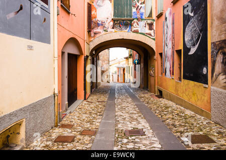 Œuvres d'équilibre peint sur le mur des maisons du petit village médiéval de Dozza près de Bologne en Émilie-Romagne, Italie Banque D'Images