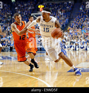 Lexington, Kentucky, USA. 2e Nov, 2014. Kentucky Wildcats avant Willie Cauley-Stein (15) est passé de l'avant porte Pikeville Colt Chapman (12) que l'Université du Kentucky a joué l'Université de Pikeville dans Rupp Arena de Lexington, KY., dimanche 2 novembre 2014. C'est première moitié de la saison de basket-ball de l'exposition. Photo par Charles Bertram | Personnel. © Lexington Herald-Leader/ZUMA/Alamy Fil Live News Banque D'Images