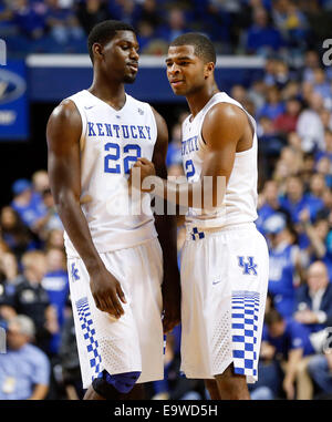 Lexington, Kentucky, USA. 2e Nov, 2014. Kentucky Wildcats avant Alex Poythress (22) et Kentucky Wildcats guard Aaron Harrison (2) a parlé au cours d'un freethrow comme l'Université du Kentucky a joué l'Université de Pikeville dans Rupp Arena de Lexington, KY., dimanche 2 novembre 2014. C'est première moitié de la saison de basket-ball de l'exposition. Photo par Charles Bertram | Personnel. © Lexington Herald-Leader/ZUMA/Alamy Fil Live News Banque D'Images