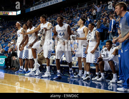 Lexington, Kentucky, USA. 2Nd Nov 2014. le banc du Royaume-Uni a éclaté vers la fin de la partie quand l'Université du Kentucky a joué l'Université de Pikeville dans Rupp Arena de Lexington, KY., dimanche 2 novembre 2014. C'est seconde moitié de la saison de basket-ball de l'exposition. UK a remporté 116-68. Photo par Charles Bertram | Personnel. © Lexington Herald-Leader/ZUMA/Alamy Fil Live News Banque D'Images