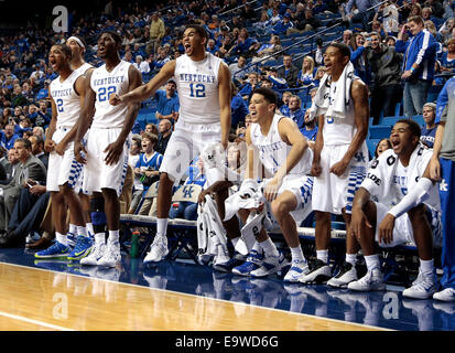 Lexington, Kentucky, USA. 2e Nov, 2014. Le banc du Royaume-Uni a éclaté vers la fin du match comme l'Université du Kentucky a joué l'Université de Pikeville dans Rupp Arena de Lexington, KY., dimanche 2 novembre 2014. C'est seconde moitié de la saison de basket-ball de l'exposition. UK a remporté 116-68. Photo par Charles Bertram | Personnel. © Lexington Herald-Leader/ZUMA/Alamy Fil Live News Banque D'Images