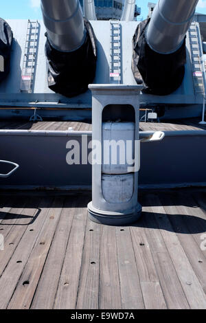 Affichage de la poudre utilisée dans des sacs de 16 canons sur le USS Missouri Banque D'Images