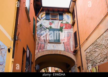 Œuvres d'équilibre peint sur le mur des maisons du petit village médiéval de Dozza près de Bologne en Émilie-Romagne, Italie Banque D'Images