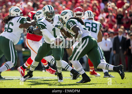 Kansas City, MO, USA. 2e Nov, 2014. New York Jets quarterback Michael Vick (1) mains la balle à New York Jets d'Ivoire Chris (33) au cours de la NFL match entre les New York Jets et les Kansas City Chiefs au Arrowhead Stadium de Kansas City, MO. Les chefs défait les Jets 24-10. Credit : csm/Alamy Live News Banque D'Images