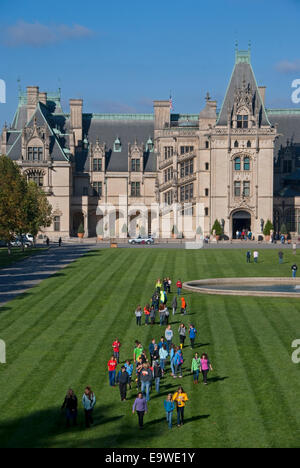 Biltmore Estate hôtel particulier avec les élèves de l'école sur pelouse, Asheville, Caroline du Nord. Banque D'Images