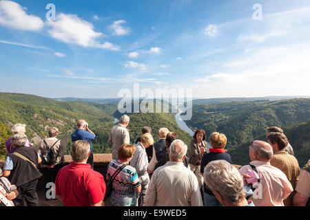 Boucle de la sarre monument Saarschleife vu de Cloef surplombent avec tour guide groupe chef de l'excursion. Près de Mettlach Orscholz Allemagne Banque D'Images