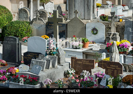 Des fleurs ornent les caveaux funéraires du cimetière du village, Beaulieu-sur-Mer, France Banque D'Images