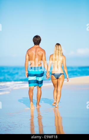 Belle heureux Couple marchant sur la plage de sable Banque D'Images