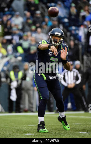 Seattle, Washington, USA. 2 novembre, 2014. Seattle Seahawks quarterback Russell Wilson # 3 dans l'action contre les Raiders d'Oakland au CenturyLink Field à Seattle, WA.Seahawks vaincre les Raiders 30 - 24.George Holland/Cal Sport Media Credit : Cal Sport Media/Alamy Live News Banque D'Images