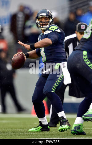 Seattle, Washington, USA. 2 novembre, 2014. Seattle Seahawks quarterback Russell Wilson # 3 dans l'action contre les Raiders d'Oakland au CenturyLink Field à Seattle, WA.Seahawks vaincre les Raiders 30 - 24.George Holland/Cal Sport Media Credit : Cal Sport Media/Alamy Live News Banque D'Images