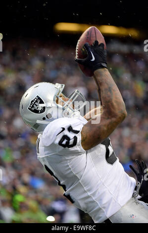 Seattle, Washington, USA. 2 novembre, 2014. Oakland Raiders tight end Mychal Rivera # 81 captures une passe de touché un chantier au 3e trimestre contre les Seattle Seahawks au champ CenturyLink à Seattle, WA.Seahawks défaite les Raiders 30 - 24.George Holland/Cal Sport Media. Credit : Cal Sport Media/Alamy Live News Banque D'Images