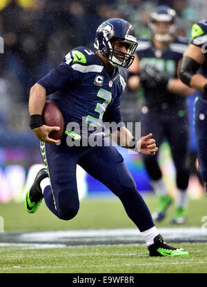 Seattle, Washington, USA. 2 novembre, 2014. Seattle Seahawks quarterback Russell Wilson # 3 dans l'action contre les Raiders d'Oakland au CenturyLink Field à Seattle, WA.Seahawks vaincre les Raiders 30 - 24.George Holland/Cal Sport Media. Credit : Cal Sport Media/Alamy Live News Banque D'Images